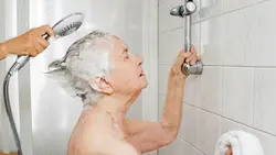 Пожилые в ванной фото