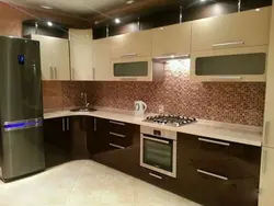 Кухня глянцевая коричневая фото
