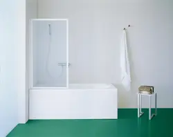 Ванна с пластиковыми шторками фото