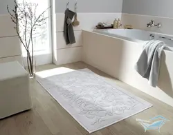 Серый коврик в ванной фото