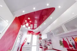 Красный потолок в ванной фото