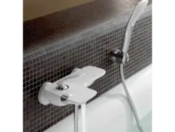 Белый смеситель для ванны фото
