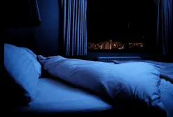 Фото спальни ночью с окном