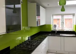 Зеленая кухня с черной столешницей фото