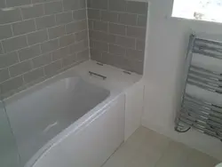Полки между ванной и стеной фото