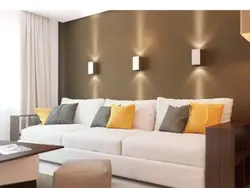 Светильники у дивана в гостиной фото