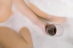 В ванне с бокалом вина фото
