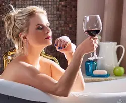 В ванне с бокалом вина фото