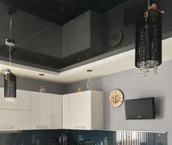 Серый натяжной потолок на кухне фото