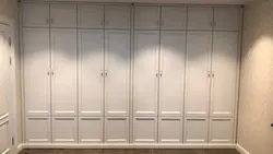 Встроенный распашной шкаф в гостиной фото