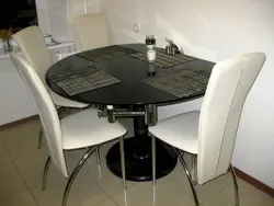 Черный круглый стол на кухне фото