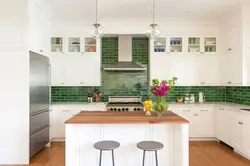 Белые кухни с зеленым фартуком фото