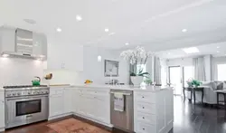 Белый матовый потолок на кухне фото