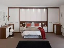 Шкаф купе за кроватью в спальне фото