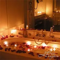 Ванна с лепестками роз и свечами фото
