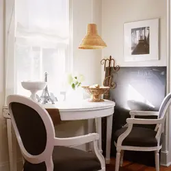 Стол у окна в кухне гостиной фото