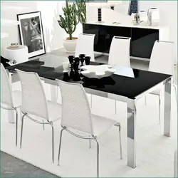 Белый стол и черные стулья на кухню фото