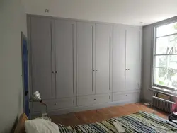 Шкаф до потолка с распашными дверями в спальню фото
