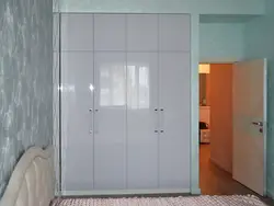 Шкаф с распашными дверями с зеркалом в спальню фото