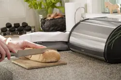 Хлебница в интерьере кухни