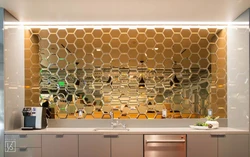 Зеркальная мозаика в интерьере кухни