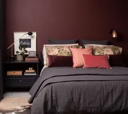 Бордовая кровать в интерьере спальни
