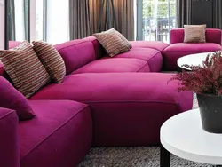 Малиновый диван в интерьере гостиной