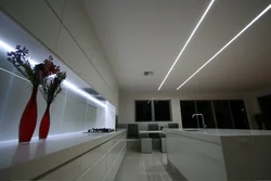 Световые линии в интерьере кухни