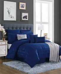 Синее покрывало в интерьере спальни