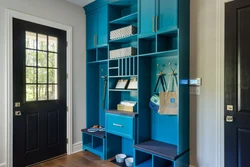 Синие шкафы в интерьере гостиной