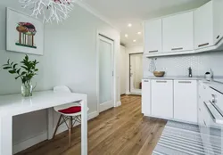 Белый диван в интерьере кухни