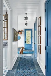 Синяя дверь в интерьере прихожей