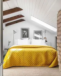 Горчичная кровать в интерьере спальни
