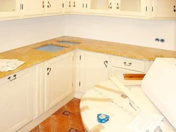 Столешница мрамор джалло в интерьере кухни
