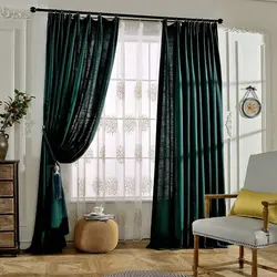 Зеленые бархатные шторы в интерьере гостиной