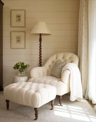 Кресло с торшером в интерьере спальни