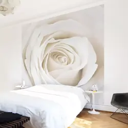 Интерьер спальни с розами на обоях