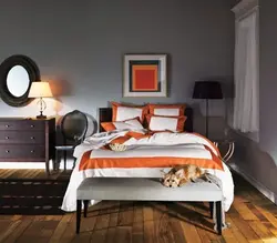 Серый и оранжевый в интерьере спальни