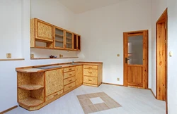 Шкаф из дерева в интерьере кухни