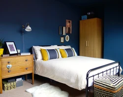 Синий и желтый в интерьере спальни