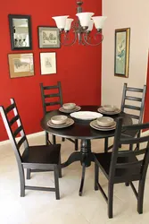 Интерьер кухни с темным столом и стульями