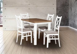 Деревянный стол и стулья для кухни в интерьере