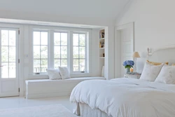 Дизайн спальни с окном сбоку