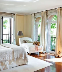 Дизайн спальни с витражными окнами