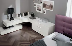 Дизайн спальни с комодом и столиком