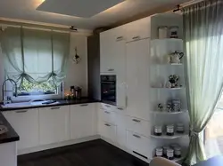 Дизайн кухни с пеналом у окна