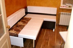 Дизайн угловой кухни со спальным местом