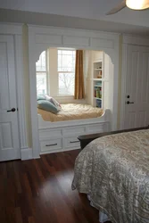 Дизайн спальни с окном с боку