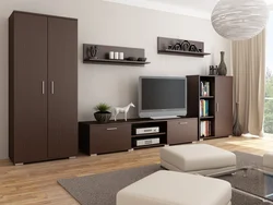 Дизайн гостиной с комодом и диваном