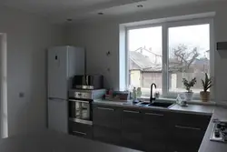 Дизайн прямой кухни с холодильником у окна